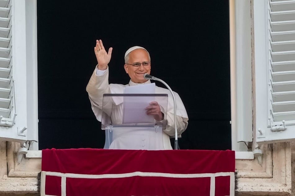 Nach seiner Krebs-OP ist Leo XIV. (71) wieder im Vatikan. Beim Angelus-Gebet vor Zehntausenden auf dem Petersplatz wirkt er fit.