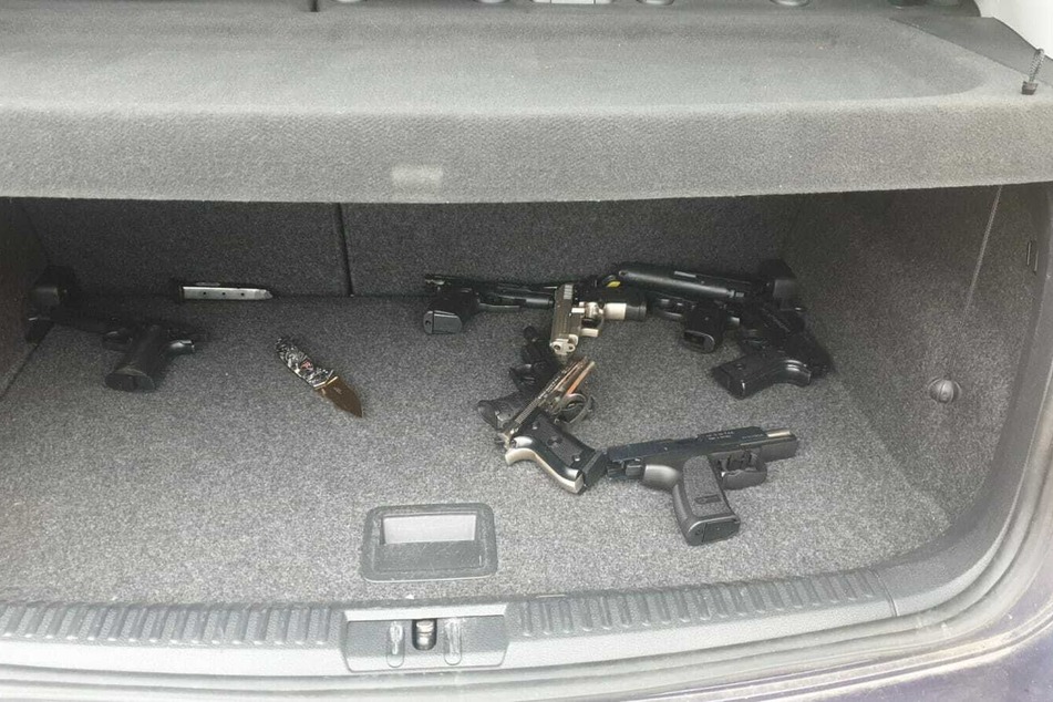 Der Teenager hatte mehrere Waffen im Kofferraum deponiert.
