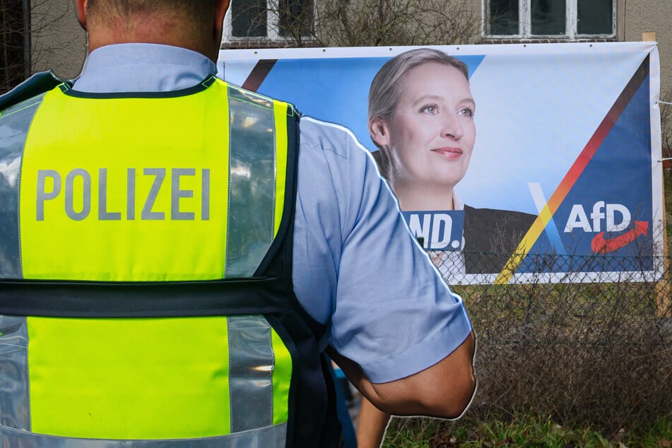 Beim Aufhängen der Wahlplakate wurden die beiden AfD-Wahlhelfer von zwei Personen attackiert. (Symbolfoto)