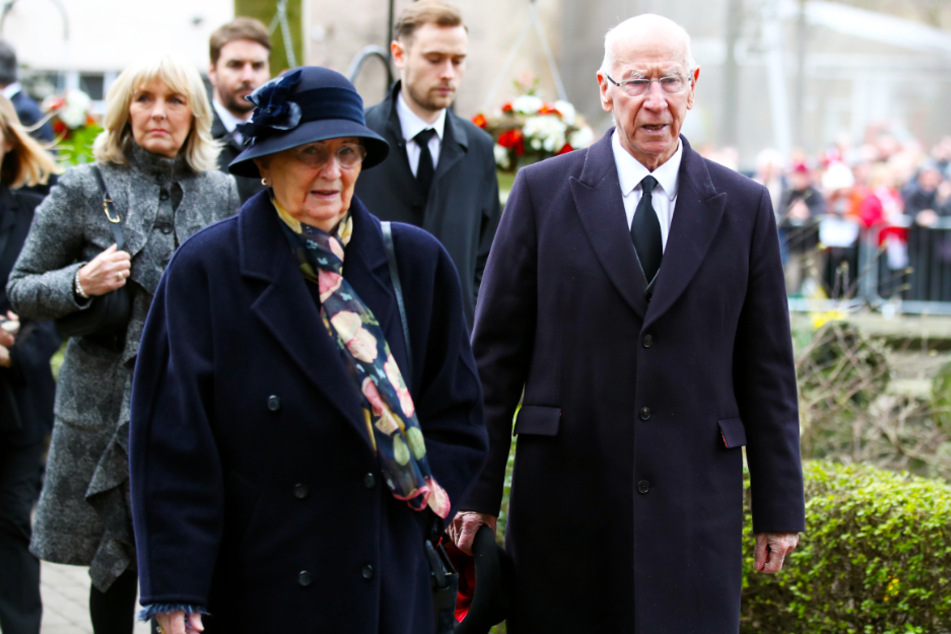 Sir Bobby Charlton (r.) mit seiner Ehefrau Norma.