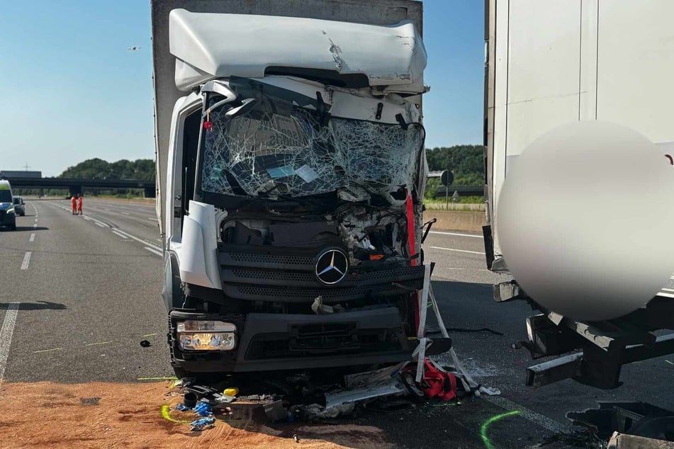 Der Lastwagen wurde bei dem heftigen Auffahrunfall massiv zerstört.