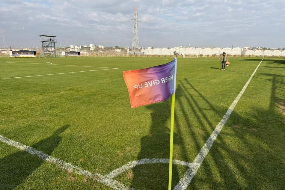Das Motto des Trainingslagers spiegelt sich auch in der Eckfahne wider.