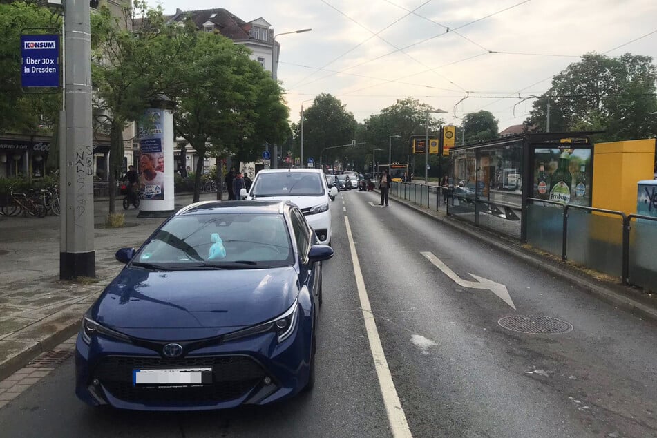 Bereits nach wenigen Minuten bildete sich ein Stau entlang der Bautzner Straße. Da das Terrassenufer im Moment gesperrt ist, sind deutlich mehr Autos auf der Neustädter Seite unterwegs, die den Albertplatz kreuzen.