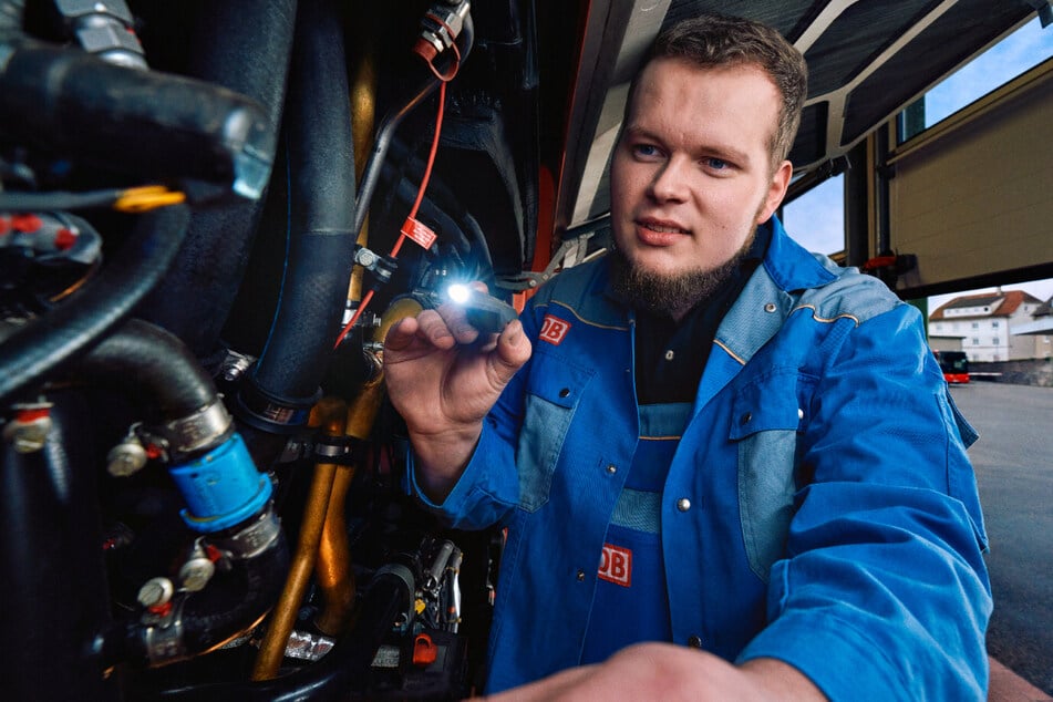 Die Deutsche Bahn bietet spannende Jobs mit abwechslungsreichen Aufgaben, zum Beispiel als Kfz-Mechatroniker (m/w/d).