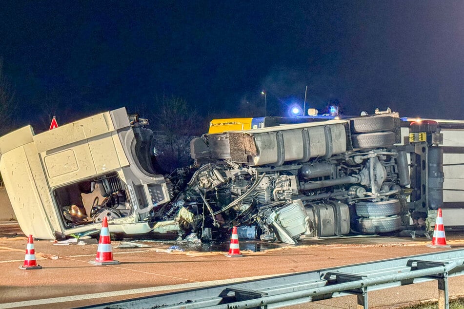 Das Führerhaus des Lastwagens wurde durch den Sturz abgerissen.