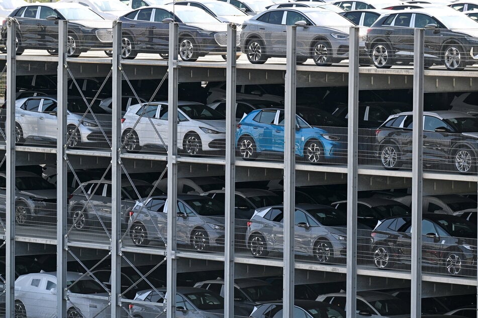 E-Mobilität auf Halde: neue Elektroautos der verschiedenen VW-Konzernmarken stehen in einem Parkhaus im Volkswagen-Werk in Zwickau. Der Absatz ist eingebrochen.