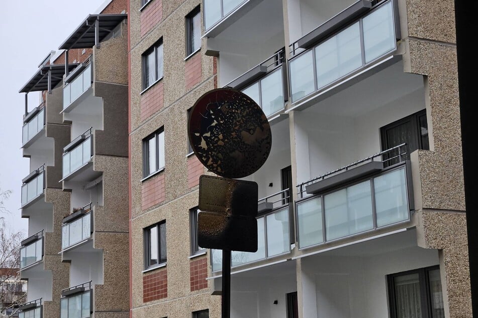 Auch ein Straßenschild wurde beschädigt.