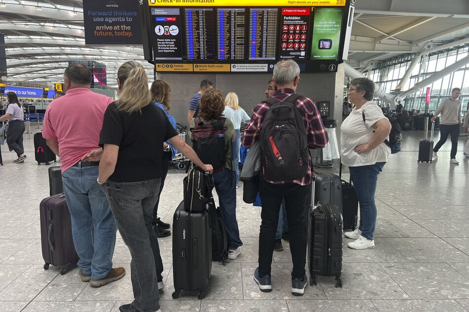 Am Heathrow-Flughafen in London warteten viele Reisende am Dienstag vergeblich auf ihren Flieger. (Archivbild)