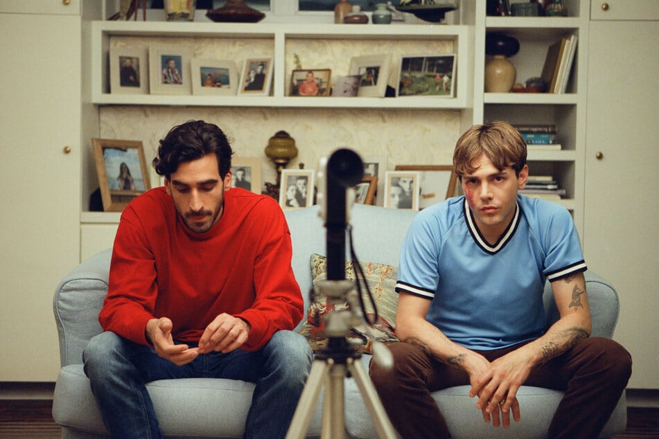 Matthias (l., Gabriel D’Almeida Freitas, 31) und Maxime (Xavier Dolan, 32) sollen sich für einen Studentenfilm vor der Kamera küssen.