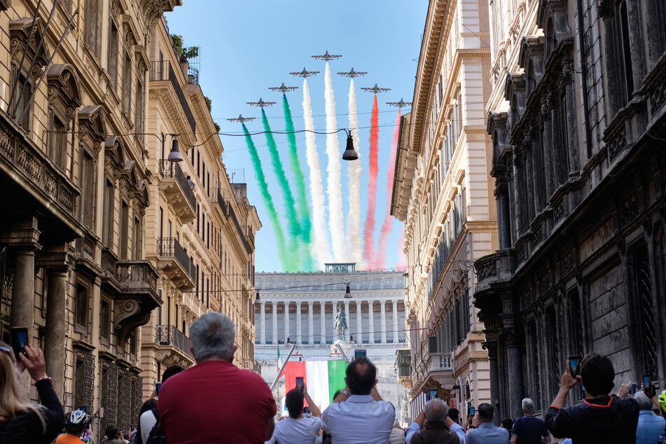 Die Kunstflugstaffel Frecce Tricolori der italienischen Luftwaffe überfliegt am gestrigen Dienstag im Rahmen der Feierlichkeiten zum 74. Jahrestag der italienischen Republik Rom mit dem Altare della Patria Vittoriano.
