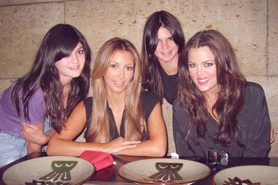 Kylie (v.l.n.r.), Kim, Kendall und Khloe sind kaum wiederzuerkennen: Sind das wirklich unsere beliebten Reality TV-Stars?