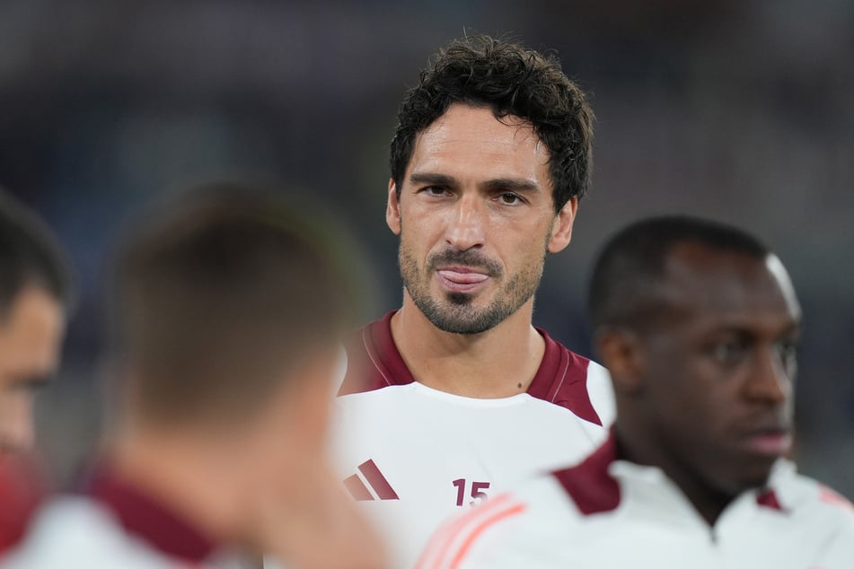 Im Hintergrund: Mats Hummels fand auch in der Europa League keine Berücksichtigung.