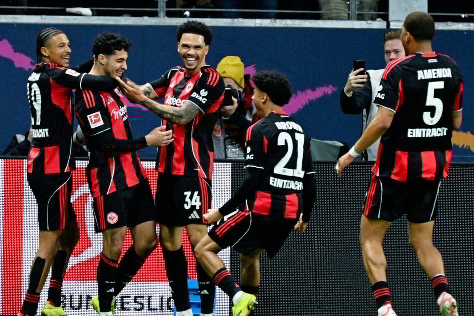 Freude pur: Farès Chaibi (2.v.l.) erzielt kurz nach seiner Einwechslung das 1:0.