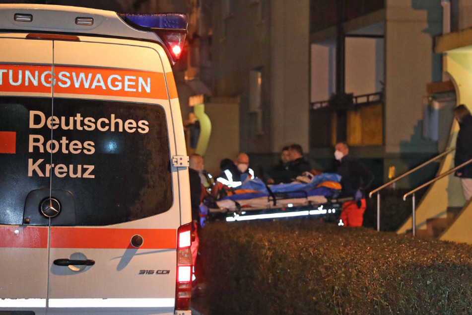 Rettungskräfte tragen den Verletzten aus der Wohnung.