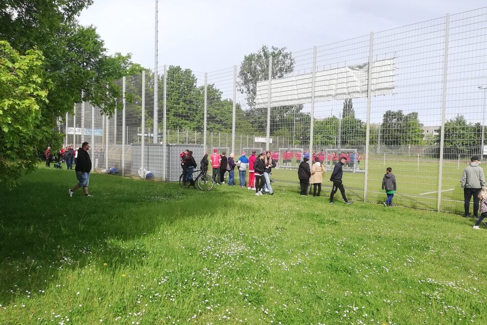 Viele Zaungäste säumen am Freitagvormittag das Abschlusstraining.