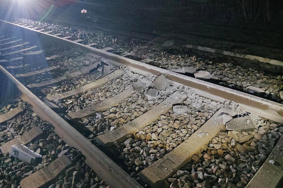 Bruchstücke der Betonplatten liegen auf den Gleisen zwischen Neuaubing und Westkreuz.