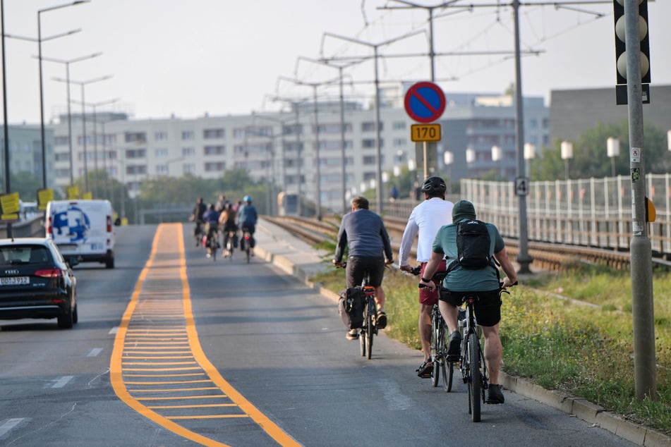 Im September 2024 strich der Baubürgermeister Autofahrern schon einmal eine Spur auf der Carolabrücke. Der Brückeneinsturz beendete diesen Verkehrsversuch jäh.