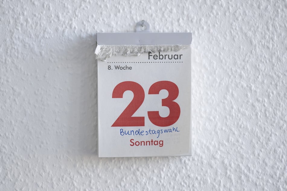 Eine Frau wirft einen Stimmzettel in eine Wahlurne. In vier Wochen wählt Deutschland einen neuen Bundestag.