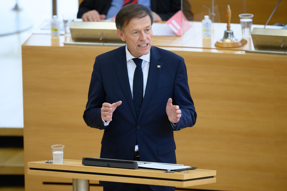 Matthias Rößler (65, CDU), Landtagspräsident in Sachsen, mahnt, die Privatsphäre von Politikern in Ruhe zu lassen.