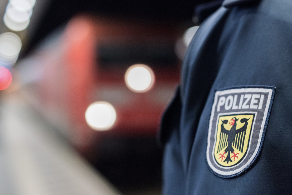 Streit eskaliert: 18-Jähriger schubst Mann am Hauptbahnhof auf Bahngleis