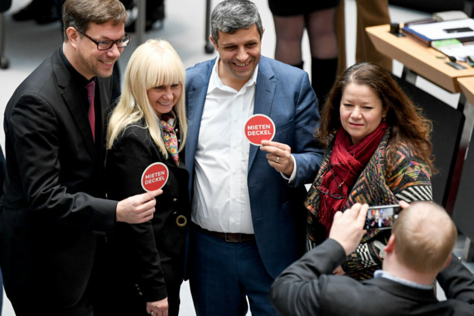 Christian Hochgrebe (47, l.-r.), Iris Spranger (59), Raed Saleh (43), Fraktionsvorsitzender der Berliner SPD und Ülker Radziwill (54, alle SPD) lassen sich mit Schildern "Mietendeckel" am Rande der 53. Plenarsitzung des Berliner Abgeordnetenhauses fotografieren.