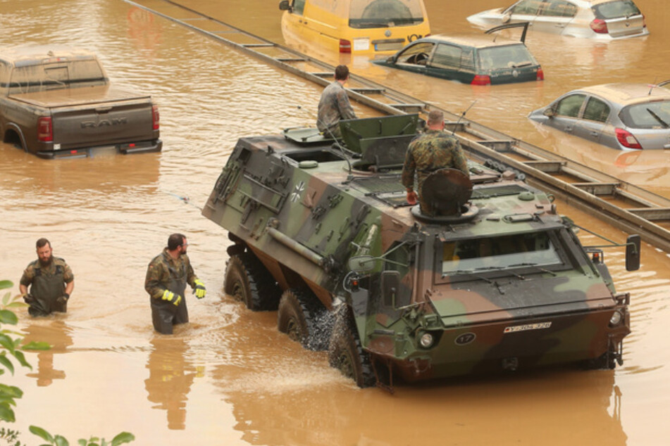 Die Bundeswehr musste die von den Wassermaßen überschwemmten Autos bergen.