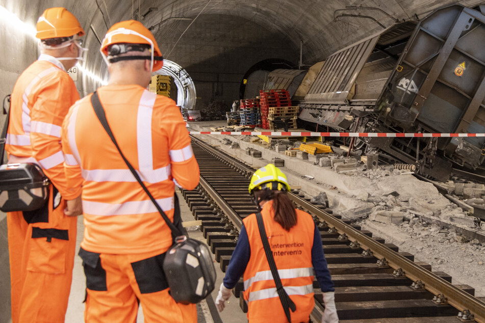 Ein 25 Meter langer Riss wurde in der Zwischendecke des Gotthard-Tunnels entdeckt.