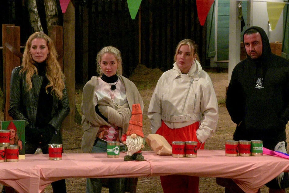 Cosimo (43) muss nach dem "Dosen-Krieg" ebenso wie Ina (31, 2.v.r.) und Pinar seine Koffer packen.