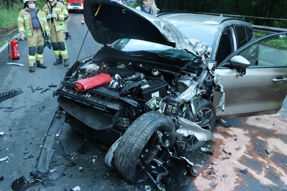 Der Ford des 28-Jährigen erlitt bei dem Unfall in Wiehl einen Totalschaden. Der Fahrer kam mit leichten Verletzungen ins Krankenhaus.