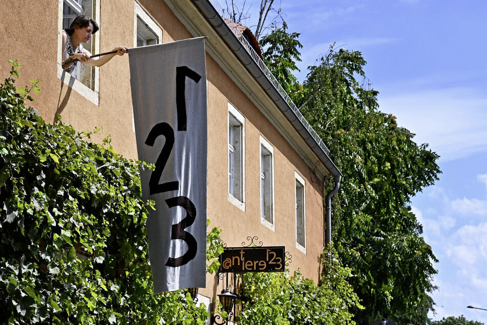 Der Eingang an der Pillnitzer Landstraße 123 ist die Pforte zur Kultur.