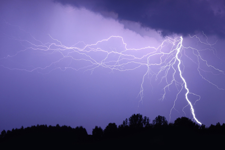 Blitze, Hagel und Starkregen: Im nördlichen Sachsen-Anhalt soll es ungemütlich werden. (Symbolbild)
