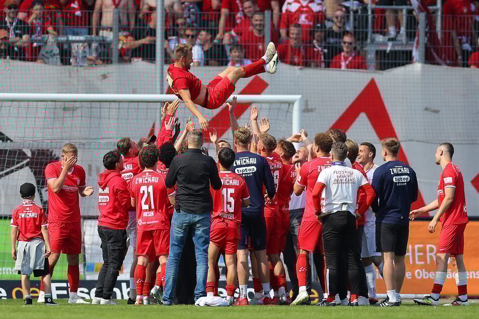 Das hat er sich verdient: Die Mitspieler ließen Mike Könnecke (36) hochleben.