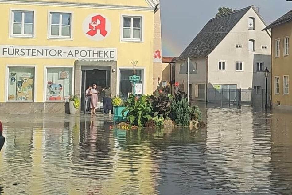 Ein Unwetter hat in Greding in Oberbayern – wie hier in der Innenstadt – zu Überflutungen geführt.