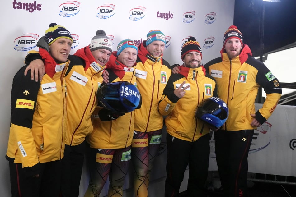 Den deutschen Dreifacherfolg machten Johannes Lochner (32, 2.v.l.) und Adam Ammour (24, 2.v.r.) perfekt.