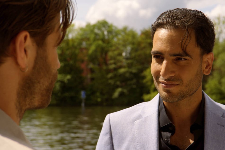 Nihat (r.) und Julian nähern sich langsam wieder an.