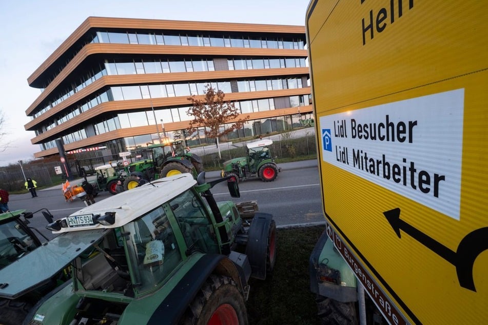 Die Bauern rückten mit rund 100 Traktoren an.