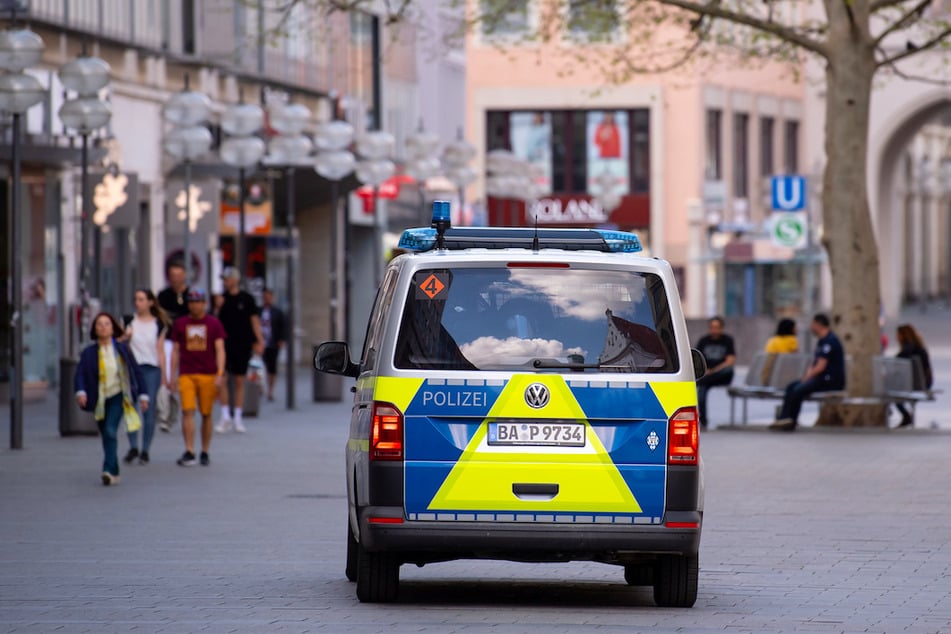 Ein Polizeiauto fährt in der Münchner Innenstadt durch die Fußgängerzone.