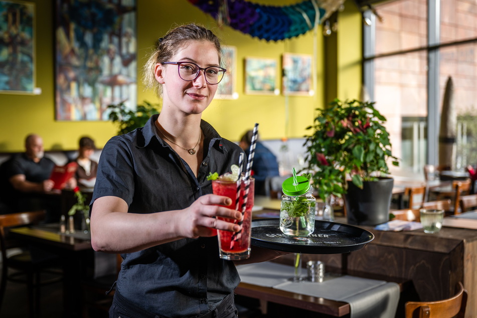 Die Gastronomie soll den Besucheransturm stemmen. Josi Leppelt (22), Barchefin im Restaurant Tillmanns, steht bereit.