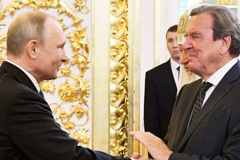 Gerhard Schröder (77, r.) pflegt seit Jahren zum russischen Präsidenten Wladimir Putin (69) eine Freundschaft.