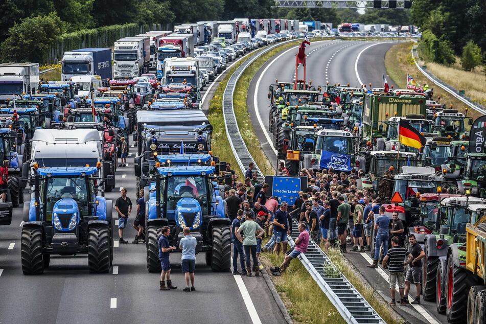 Auch an der deutschen Grenze wurde die Autobahn A1 bei Oldenzaal schon mit Traktoren für mehr als zwei Stunden blockiert.