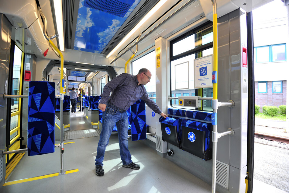 Inbetriebsetzungstechniker Denis Hübner (43) zeigt den Multifunktionsbereich für Rollstühle, Fahrräder und Kinderwagen.