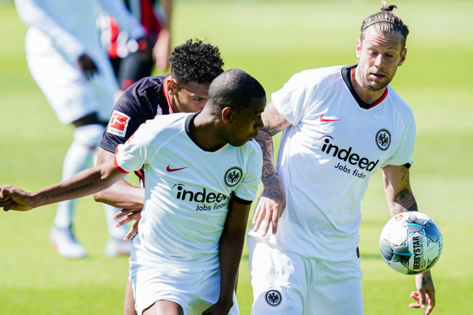 Gelson Fernandes (M) und Marco Russ (r) beenden ihre aktiven Karrieren (Archivbild).