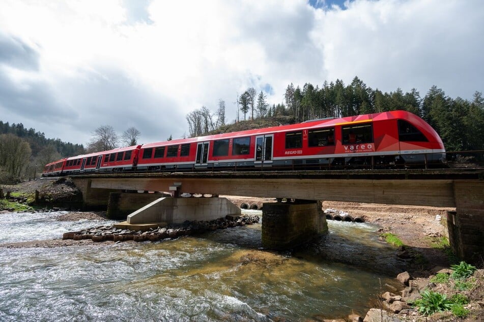 Die Eifelstrecke war durch das verheerende Hochwasser im Sommer 2021 massiv beschädigt worden.