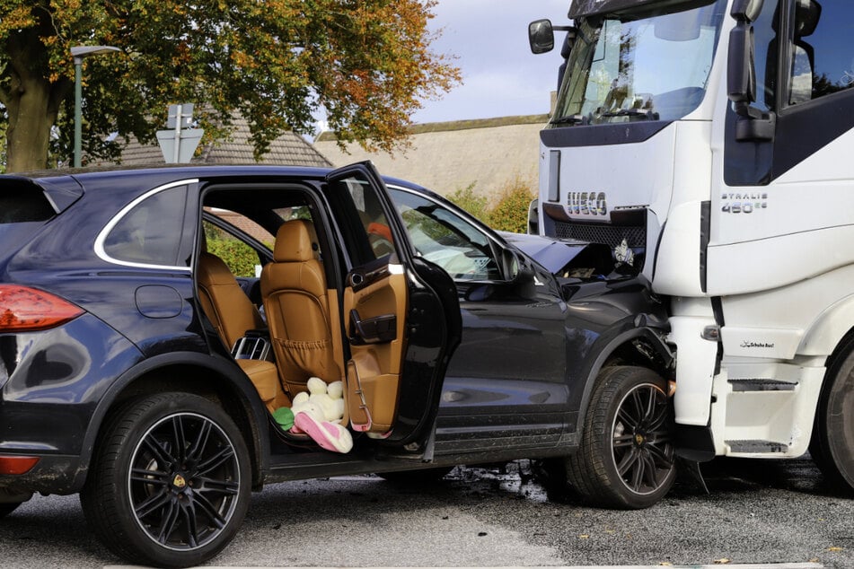 Drei schwer verletzte Personen nach Frontalcrash: Waren Kinder nicht angeschnallt?