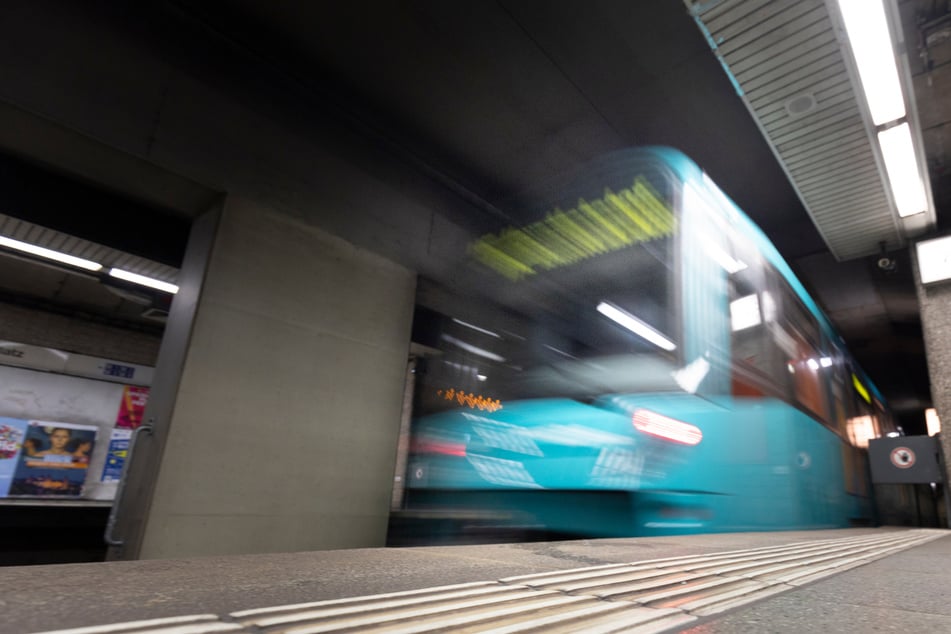 Als die S-Bahn an der Haltestelle Frankfurt-Hauptwache einfuhr, schubste der 38-Jährige die Frau in das Gleisbett. Wie durch ein Wunder blieb sie nur leicht verletzt. (Symbolbild)