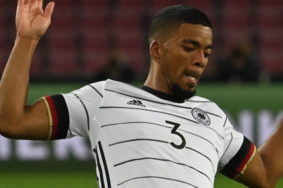 Am Dienstagabend hatte Henrichs wegen Problemen mit der Patellasehne das Training der Nationalmannschaft verpasst.