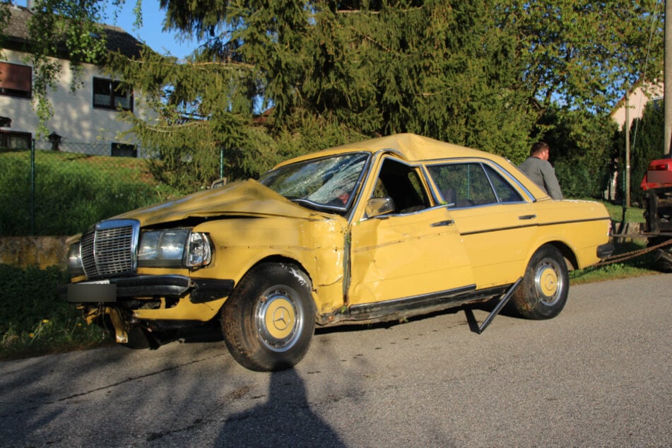 Der Mercedes hat nach dem Unfall nur noch Schrottwert.