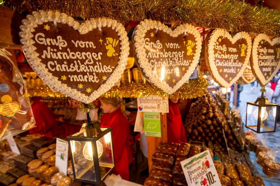 "Gruß vom Nürnberger Christkindlesmarkt" steht auf Lebkuchenherzen an einem Stand.