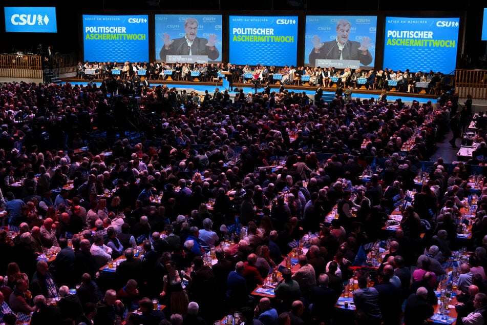 Vor den eigenen Fans schoß Söder gegen Links und Grün – und Asylbewerber.