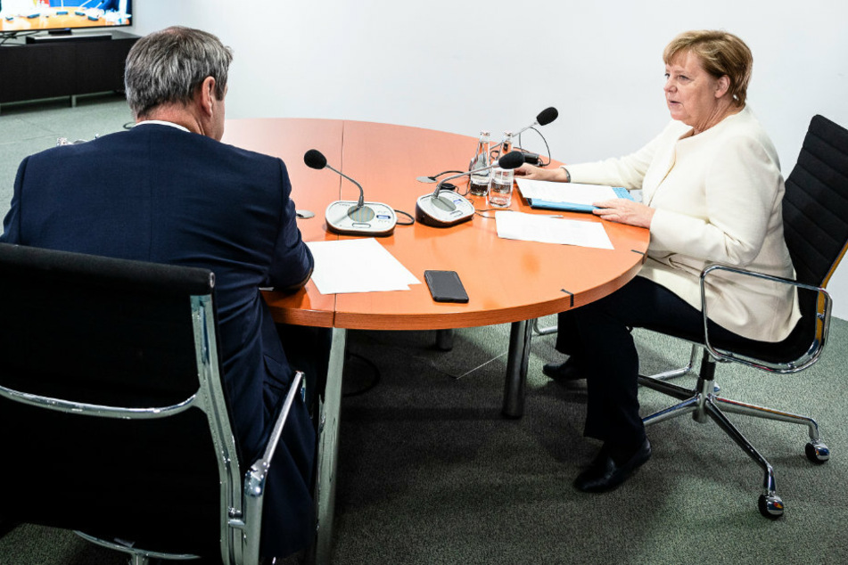 Bundeskanzlerin Angela Merkel (66, CDU) und Markus Söder (53), CSU-Vorsitzender und Ministerpräsident von Bayern, nehmen an der Videokonferenz der Regierungschefs der Länder teil.